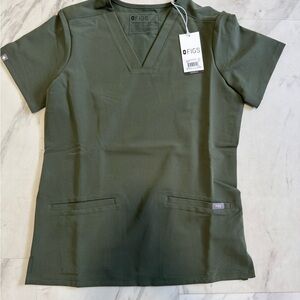 FIGS Casma Three-Pocket Scrub Top in Olive